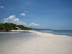 Sandugan Beach, Larena