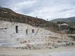 photographie d'un flanc de montagne découpé de façon géométrique