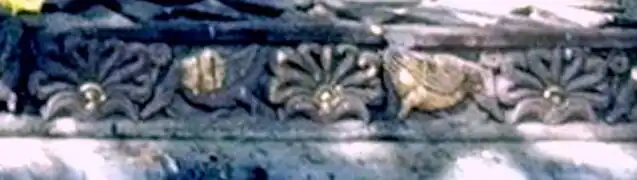 Modern image. Detail of the decorative frieze on the left side, consisting in honeysuckles and geese, which can also be found on several of the pillar capital of Ashoka.[6]