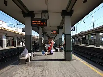 Overall view of the platform for tracks 2–3.